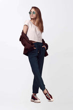 Laden Sie das Bild in den Galerie-Viewer.Women jacket with track pent and goggle
