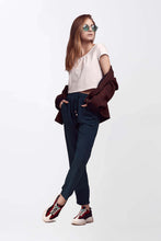 Laden Sie das Bild in den Galerie-Viewer.Women jacket with track pent and goggle
